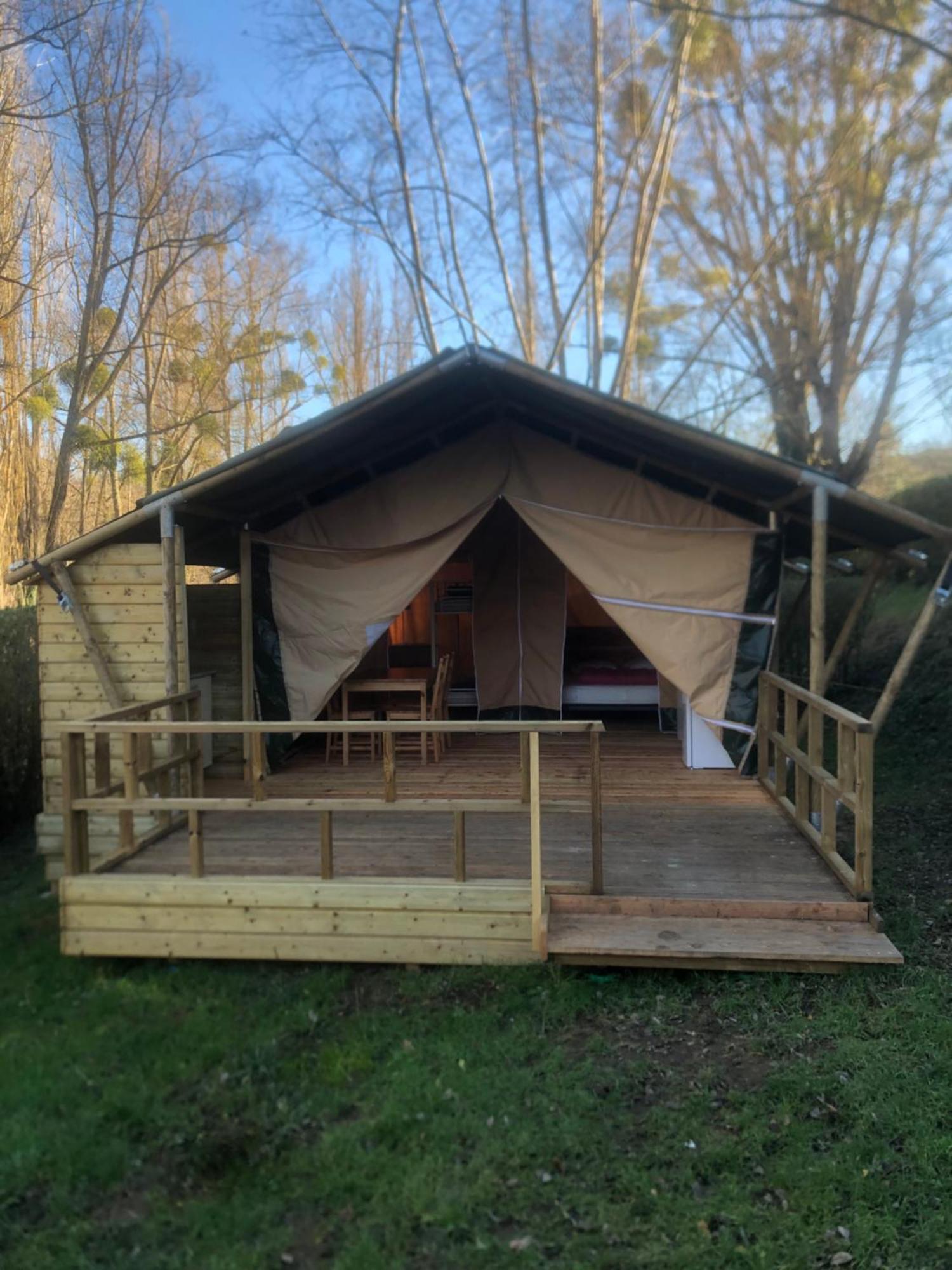 Camping Du Pont De St Gal Saint-Gal-sur-Sioule Exteriör bild